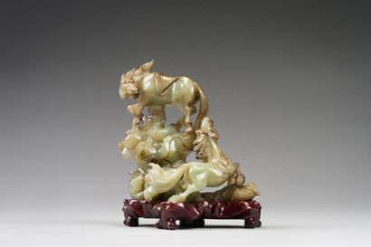 null CHINA

Statue of a horse in jadeite, represented walking, head up, saddled....