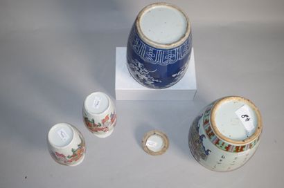 null CHINE

Deux vases couverts et paire de vases en porcelaine polychrome 

Les...