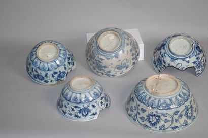 null CHINE

Cinq grands bols en porcelaine bleu blanc à décor central de quatre demi-vajra...