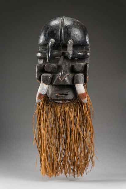 null AFRICA

Ceremonial mask in polychrome wood with fangs and horns, skirt in raffia.

H....