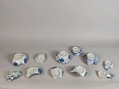 null CHINA

Porcelain lot composed of shards of bowls with blue and white decoration...