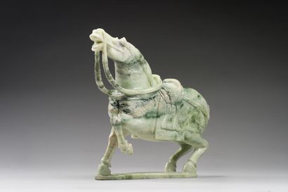 null CHINE

Statue de cheval en jadéite, représenté en marche, la tête relevée, sellé....