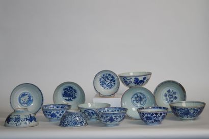 CHINE

Treize bols en porcelaine bleu blanc...