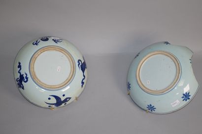 null CHINE

Deux plats en porcelaine bleu blanc à décor central d'un médaillon orné...