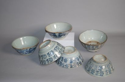 CHINE

Six grands bols en porcelaine bleu...