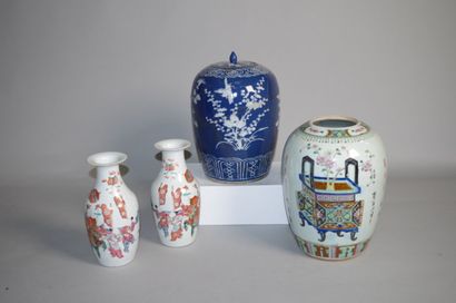 CHINE

Deux vases couverts et paire de vases...