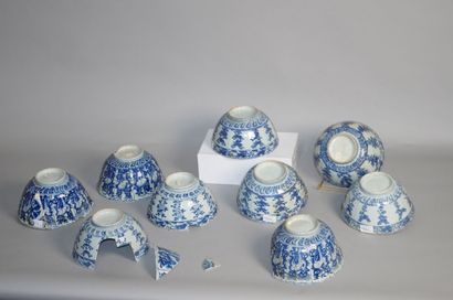 null CHINE

Neuf bols en porcelaine bleu blanc à bordures chantournées, dont trois...
