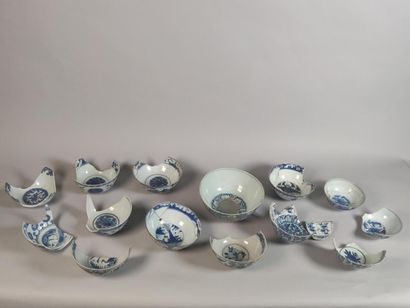 null CHINA

Porcelain set composed of bowls with blue and white decoration of foliage,...