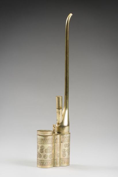null CHINE

Lot en bronze comprenant :

- Un petit brule-parfum tripode. H : 13 cm

-...