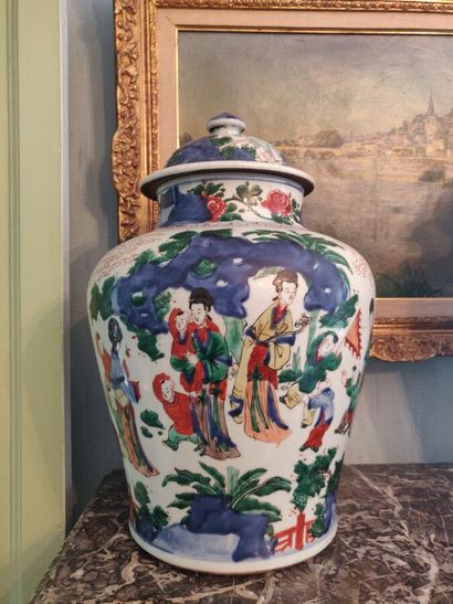 null 
CHINE:

Vase couvert en porcelaine wucai, de forme balustre, à décor de femmes...