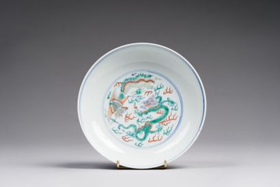 null CHINA

Doucai porcelain bowl, decorated with a dragon and a phoenix among flames,...