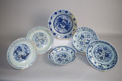 CHINE 

Six coupes en porcelaine bleu blanc...