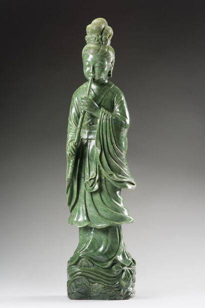 null 
CHINE

Statue de guanyin debout en pierre dure verte, tenant un rouleau, vêtue...
