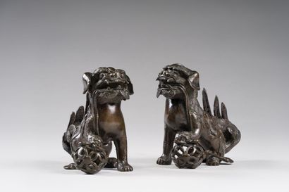 CHINE 

Paire de chiens de Fo en bronze,...