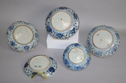 null CHINE

Cinq plats en porcelaine bleu blanc à décor de rochers, pivoines et rinceaux...