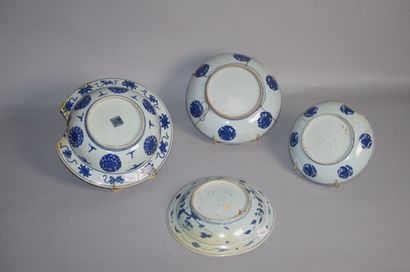 null CHINE

Trois plats creux et une coupe en porcelaine bleu blanc à décor de phoenix,...