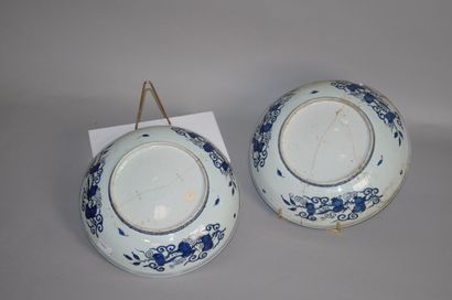 null CHINE

Paire de plats creux en porcelaine bleu blanc à décor de lotus et rinceaux,...