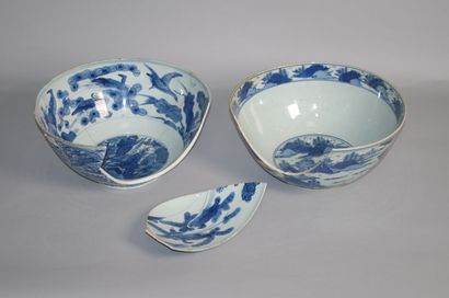 CHINE

Deux grands bols en porcelaine bleu...