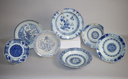 null CHINE

Sept plats creux en porcelaine bleu blanc à décor de fleurs et feuillages...