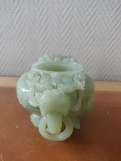 null CHINA

Tripod perfume burner in green hard stone.

Missing the lid.

L : 17...