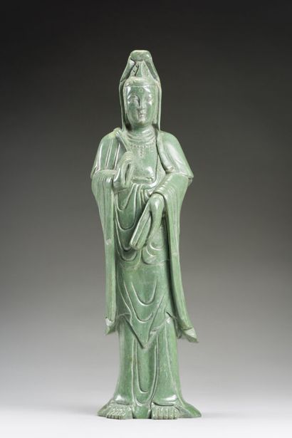 null 
CHINE

Statue de guanyin debout en pierre dure verte, tenant un rouleau, vêtue...