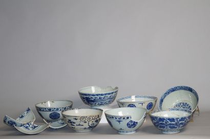 CHINE

Huit grands bols en porcelaine bleu...