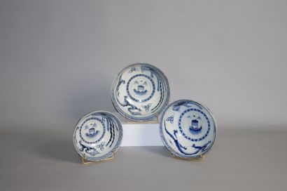 CHINE

Trois bols en porcelaine bleu blanc...