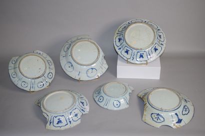 null CHINE

Six plats kraak en porcelaine bleu blanc à décor au centre d'un médaillon,...