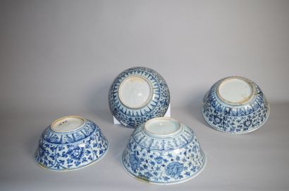 null CHINE

Quatre grands bols en porcelaine bleu blanc dont deux à décor central...