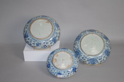 null CHINE

Trois plats en porcelaine bleu blanc à décor central d'un qilin, le marli...