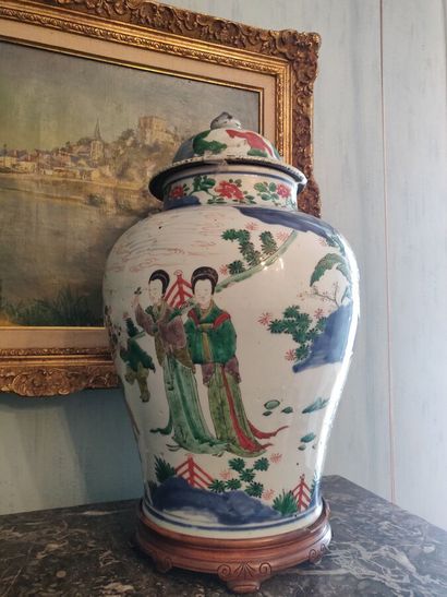 null 
CHINA

Covered wucai porcelain vase, baluster shape, decorated with women and...