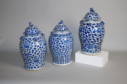 null Three blue and white porcelain covered vases

China, late 19th century

Baluster,...