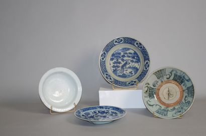 null CHINE

Quatre coupes en porcelaine bleu blanc et blanche

dont deux à décor...