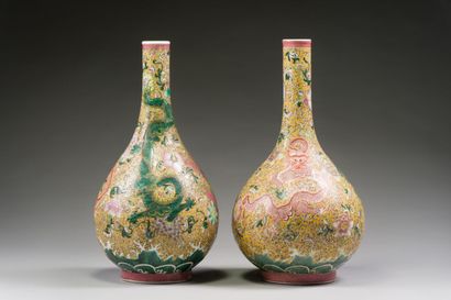 null CHINE

Paire de grands vases bouteilles en porcelaine polychrome, à décor de...