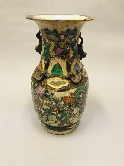 null CHINE

Vase balustre en porcelaine de Nankin, à décor de scènes de bataille

Première...