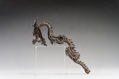 null CHINA 

Pair of Fo dogs in bronze, represented sitting, putting a paw on an...