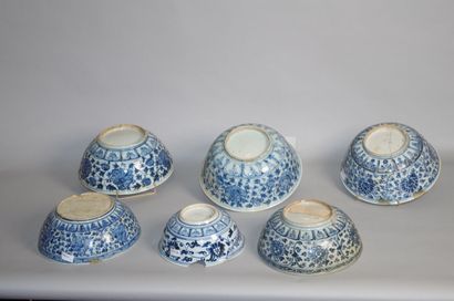 null CHINE

Six grands bols en porcelaine bleu blanc à décor central de pivoine et...