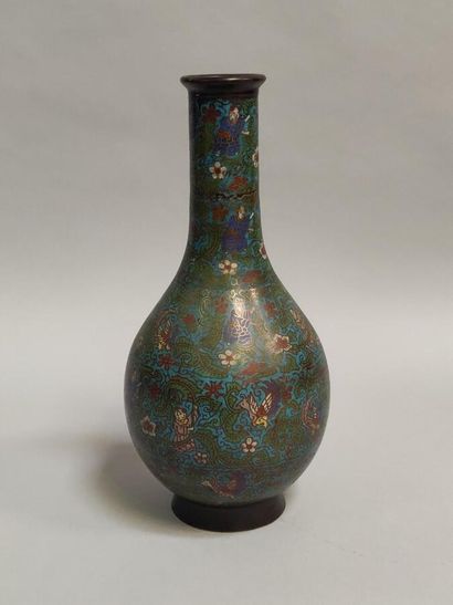 JAPON :

Vase bouteille en bronze et émaux...