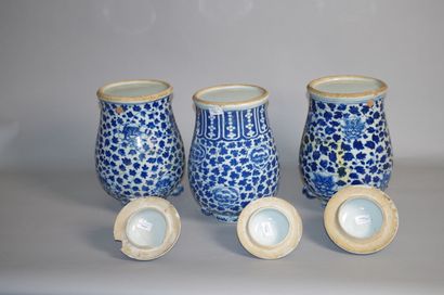 null Three blue and white porcelain covered vases

China, late 19th century

Baluster,...