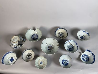 null CHINA

Set of large porcelain bowls with blue monochrome decoration of landscapes,...