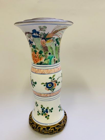 
CHINE 

Vase de forme gu en porcelaine à...