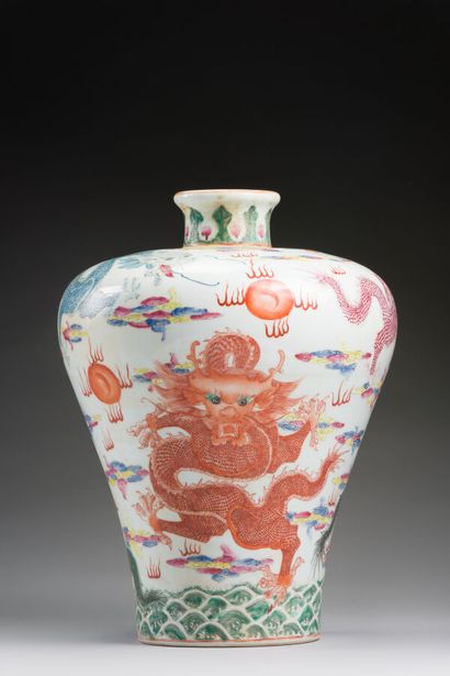 CHINE

Grand vase meiping en porcelaine polychrome,...