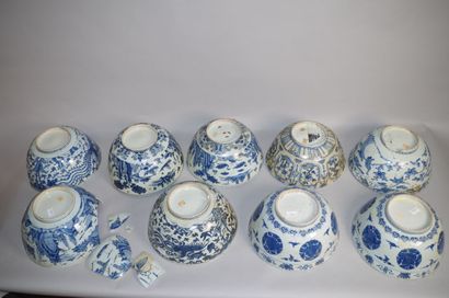 null CHINE

Neuf grands bols en porcelaine bleu blanc dont deux à la bordure chantournée,...