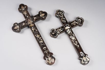VIETNAM, Tonkin 

Deux croix en bois incrusté...