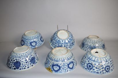 null CHINE

Douze grands bols en porcelaine bleu blanc à décor central d'un médaillon...