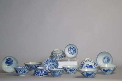 null CHINE

Treize bols en porcelaine bleu blanc à décor de lions bouddhiques, phénix,...