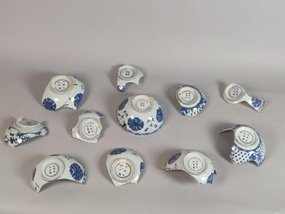 null CHINA

Porcelain lot composed of shards of bowls with blue and white decoration...