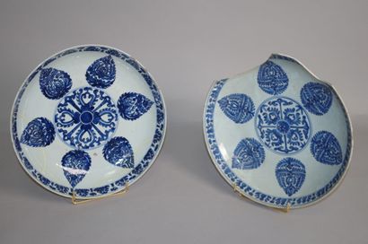 CHINE

Deux plats en porcelaine bleu blanc...