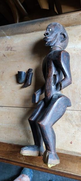 null MALI

Bambara statuette " Bearded man ".

Wood and iron inlay in the eyes, patina...