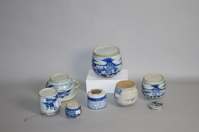 null Set of blue and white porcelain

Including five pots decorated with lake landscapes...
